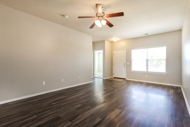 Building Photo - Beautiful Home