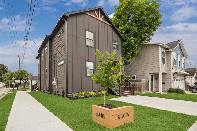 Building Photo - 801 E 32nd 1/2 St