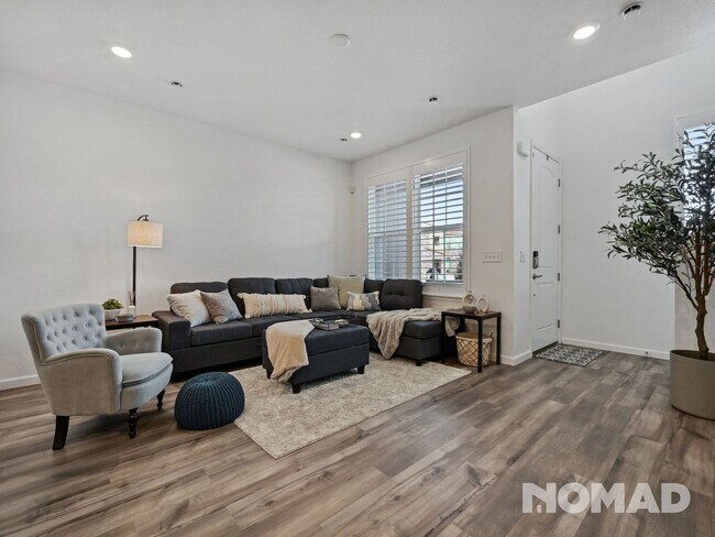 Building Photo - 2 Bedroom Townhome in Highlands Ranch