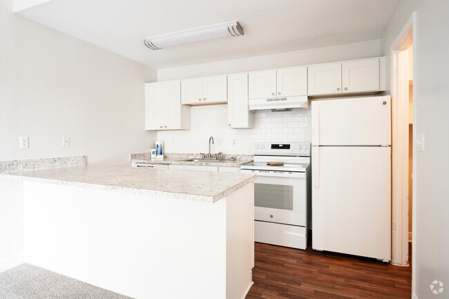 Malibu - 507SF - Kitchen - The Breakers Apartments