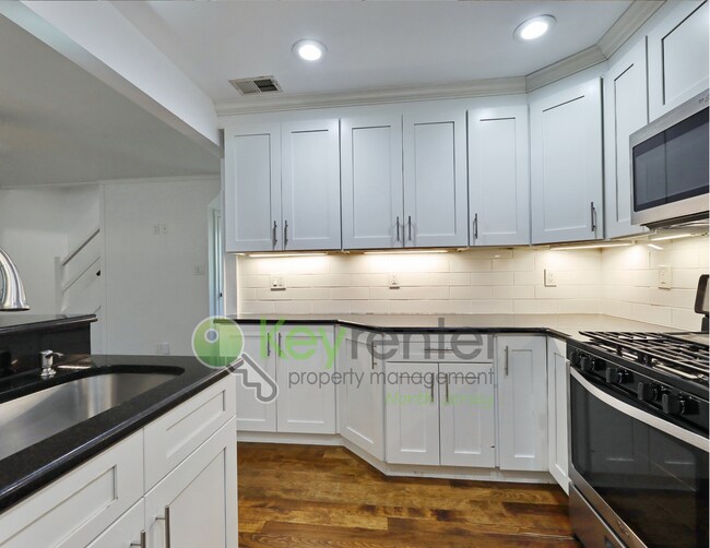 Building Photo - De Graw Ave Triplex