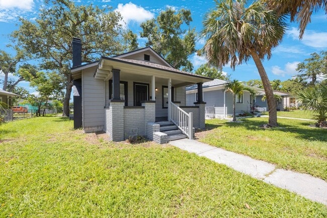 Foto del edificio - Cosy 2 bedroom 1 bath home with nice size yard $1850 SECTION 8 WELCOME**