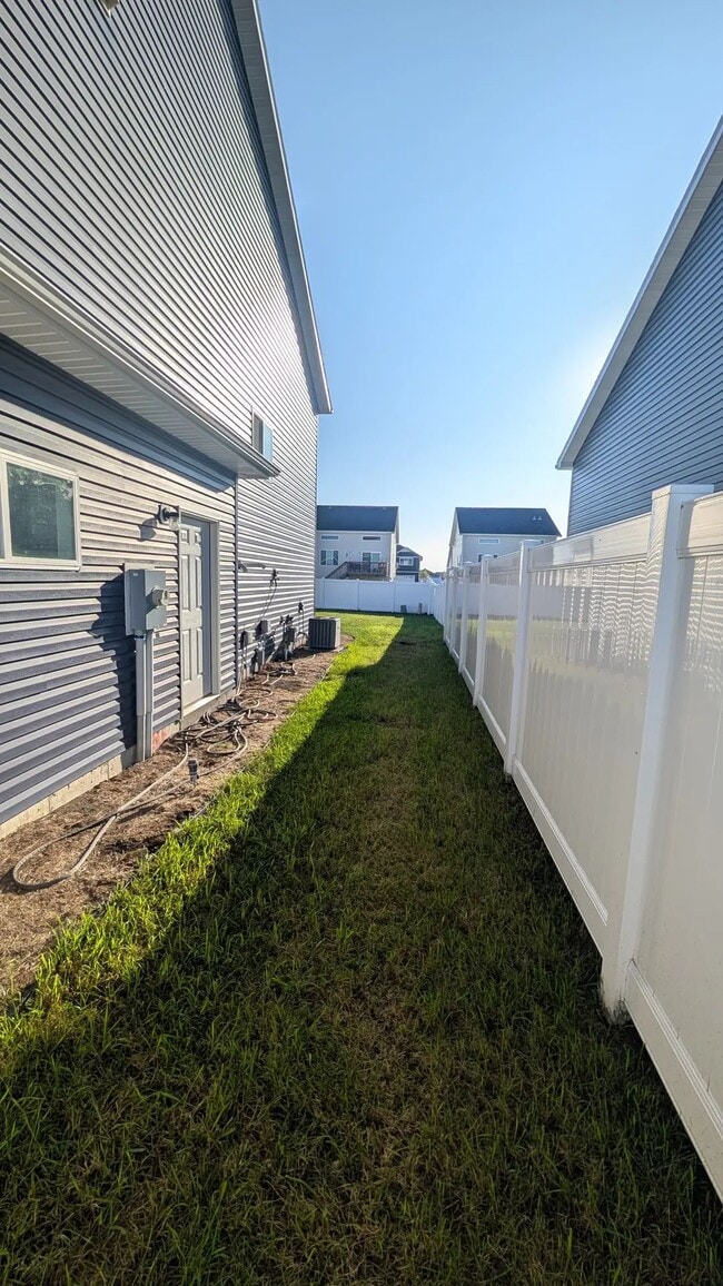 Foto del edificio - Furnished Queen Room with Closet & Private Bath