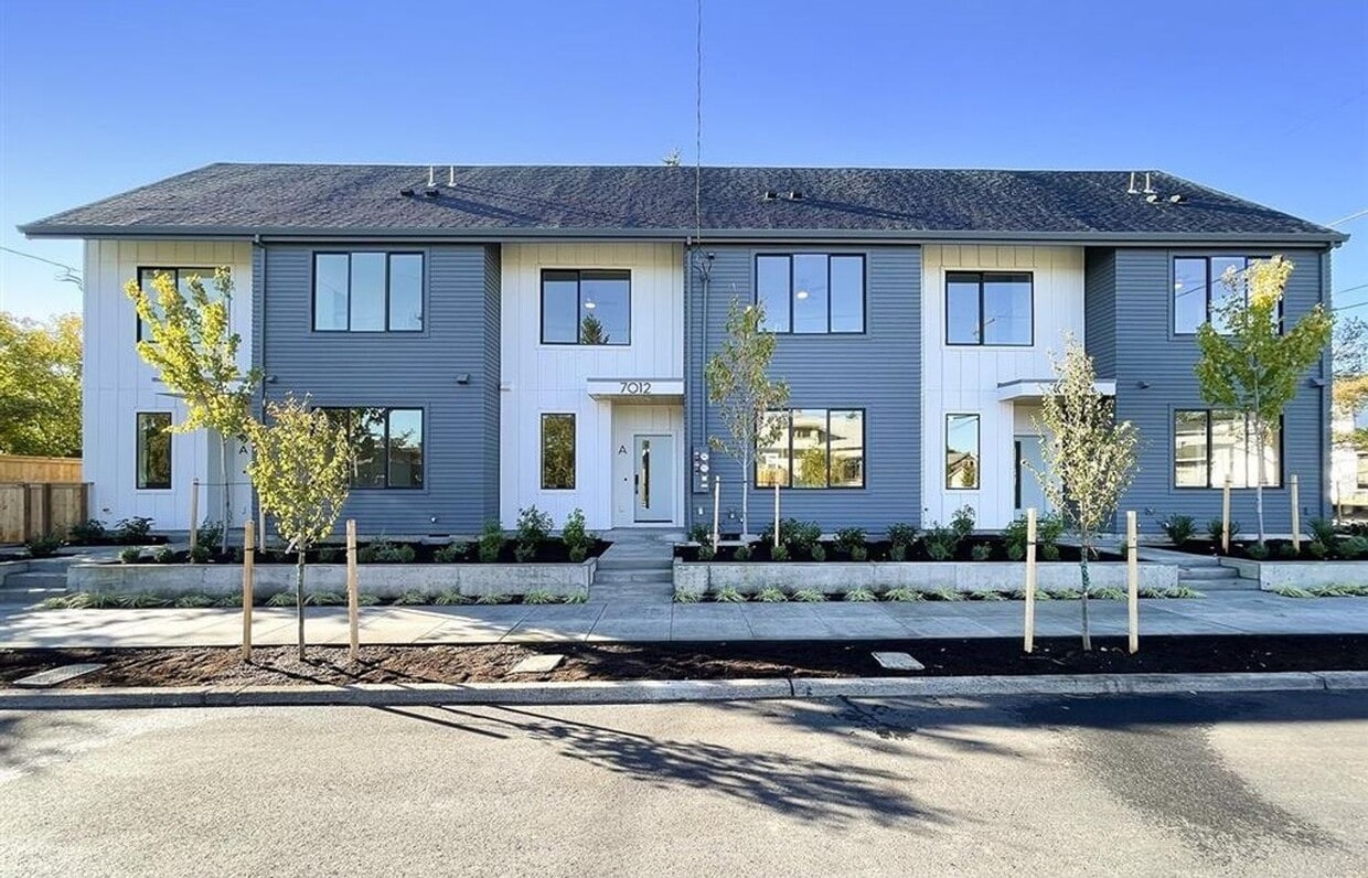Elegant Townhome with modern architectural design Located in the Brentwood Neighborhood - Elegant Townhome with modern architectural design Located in the Brentwood Neighborhood