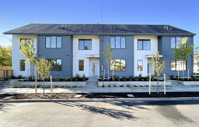 Elegant Townhome with modern architectural design Located in the Brentwood Neighborhood - Elegant Townhome with modern architectural design Located in the Brentwood Neighborhood