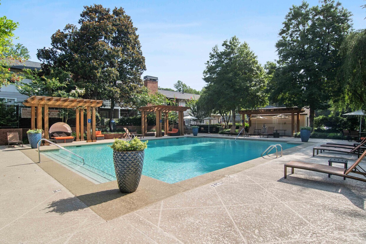 Glen Lake Apartments in Atlanta, GA