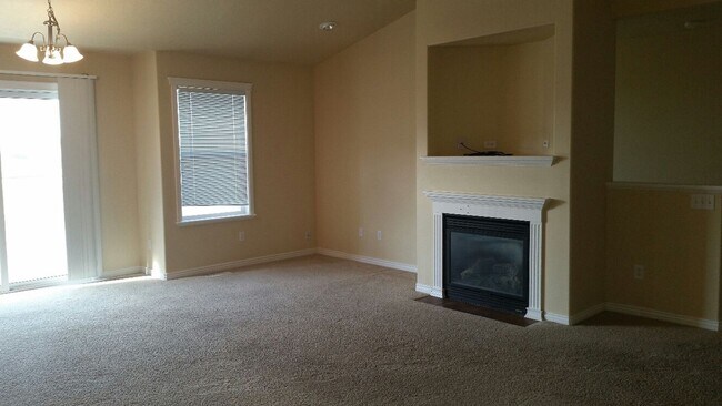 Building Photo - Cute Boise Townhouse