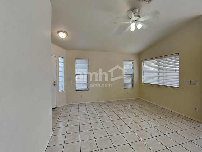 Foto del edificio - 12837 W Edgemont Ave