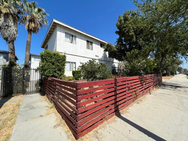 Foto del edificio - 6929 Whitsett Ave