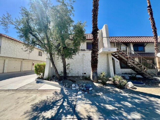 Foto del edificio - AVAILABLE NOW!! GORGEOUS UPPER LEVEL - 3 B...