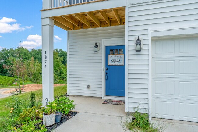 Foto del edificio - Stylish 3BR/2.5BA Craftsman Home with Loft...