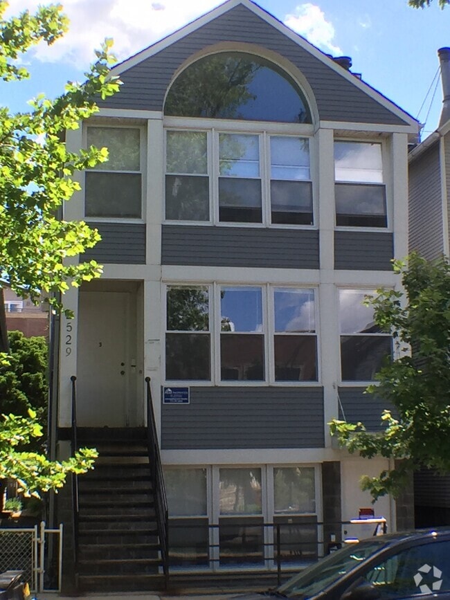Building Photo - 2529 N Marshfield Ave