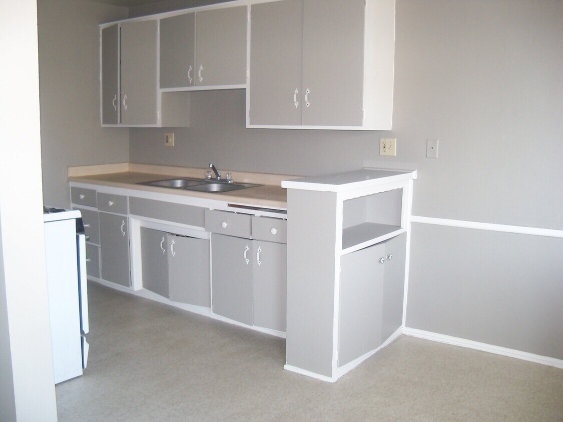 Building Photo - 2894 Miramonte Dr N