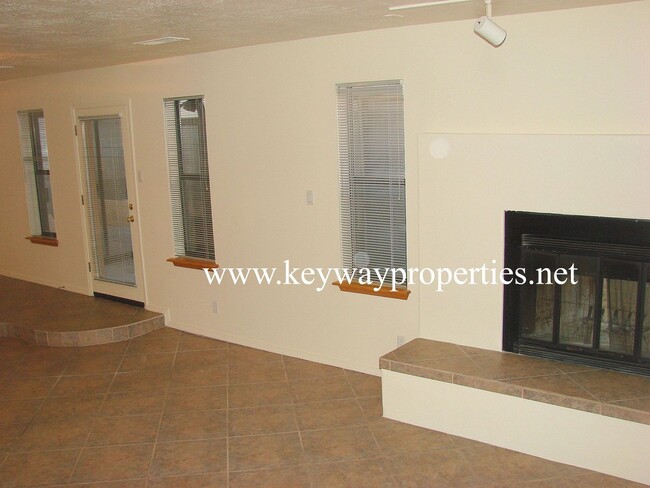 Foto del edificio - NE Heights 3 bed 2.5 Bath Townhome