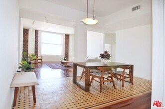 Building Photo - 257 S Spring St