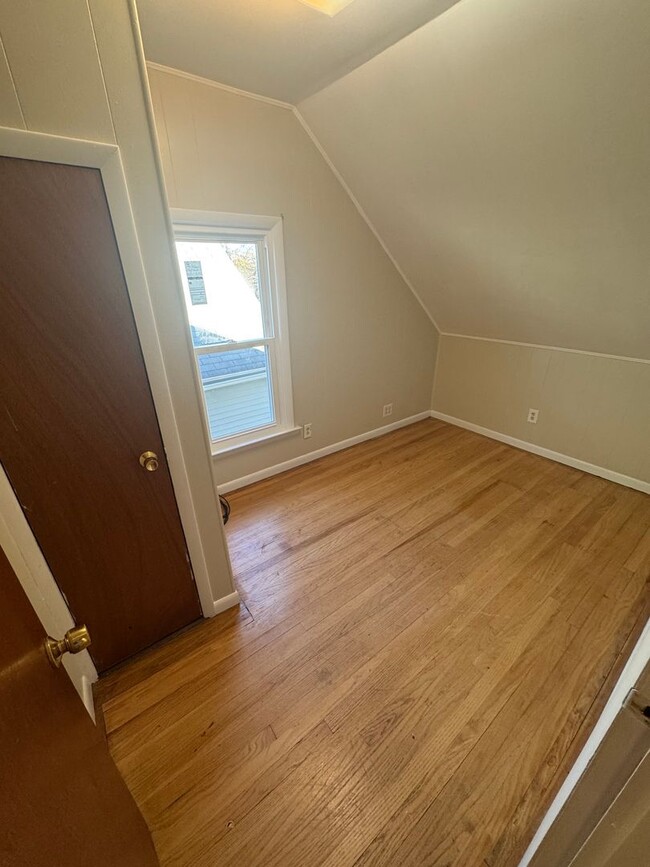 Building Photo - 3 Bed 1 Bath Bay City Home