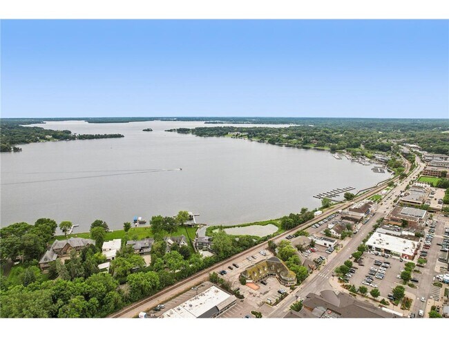 Foto del edificio - 875 Lake St N