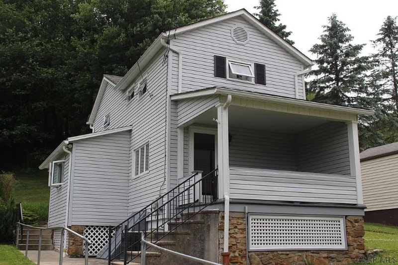 Primary Photo - 207 Burkhard St