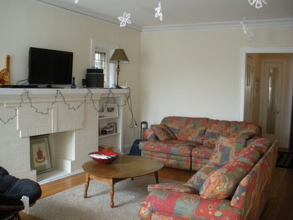 Living room - 1218 W Columbia Ave