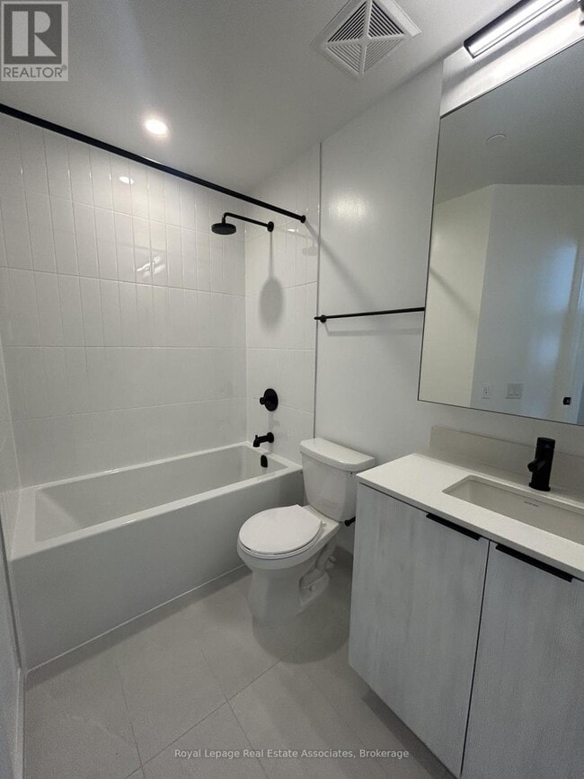 Photo du bâtiment - 2495 Eglinton Ave W