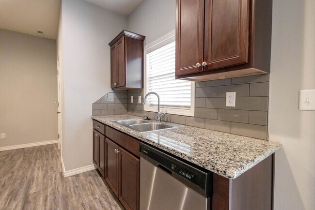 Foto del edificio - NEW LUXURY 3 BED 2.5 BATH TOWNHOUSE!!!