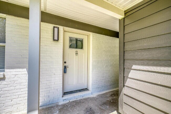 Building Photo - Modern 3-Bedroom Townhome Near Downtown, I...