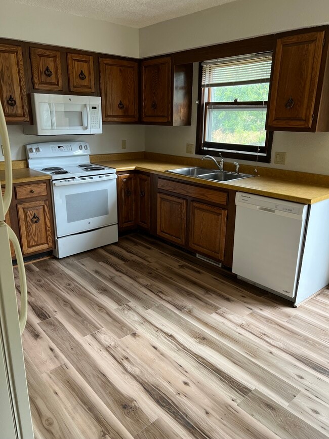 Kitchen - 465 Heritage Plz