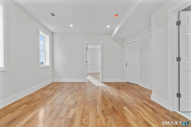 Foto del edificio - 54 Plaza Ave