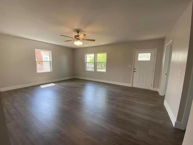 Building Photo - Renovated open floor plan!