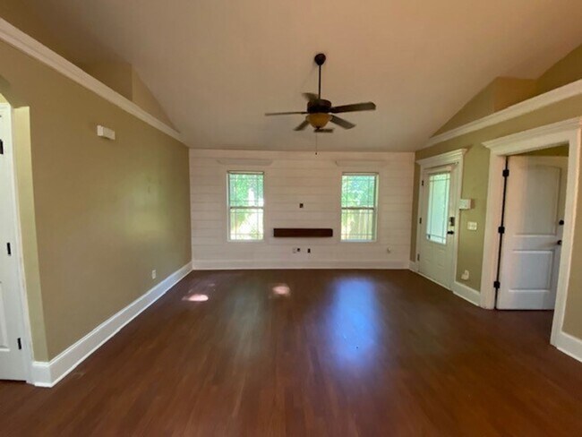 Building Photo - Welcome to this stunning 3-bedroom, 2-bath...