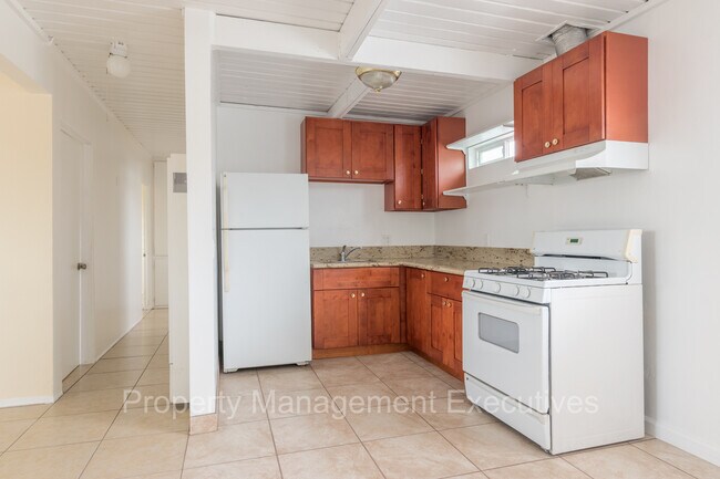 Foto del edificio - 3 Bedroom, 1 Bath Apartment close to every...