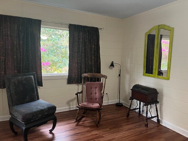 Salon - 1433 Fisher Ln