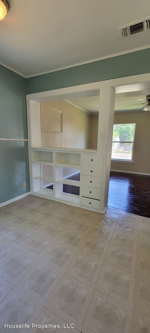 Building Photo - 2 br, 1 bath House - 410 W 75th