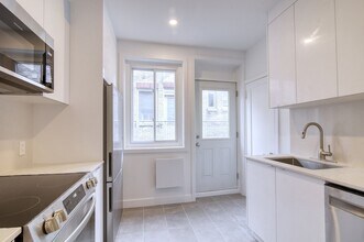 Building Photo - 4870 Chem. Queen Mary