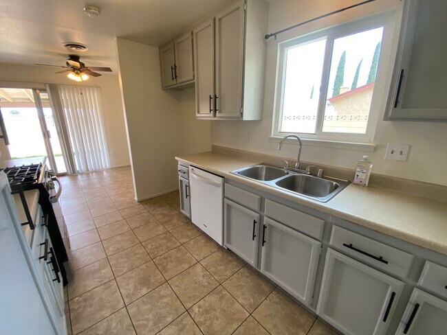 Foto del edificio - West Palmdale 4 bedroom