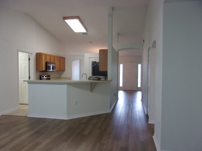 Building Photo - 14237 Spring Hill Dr
