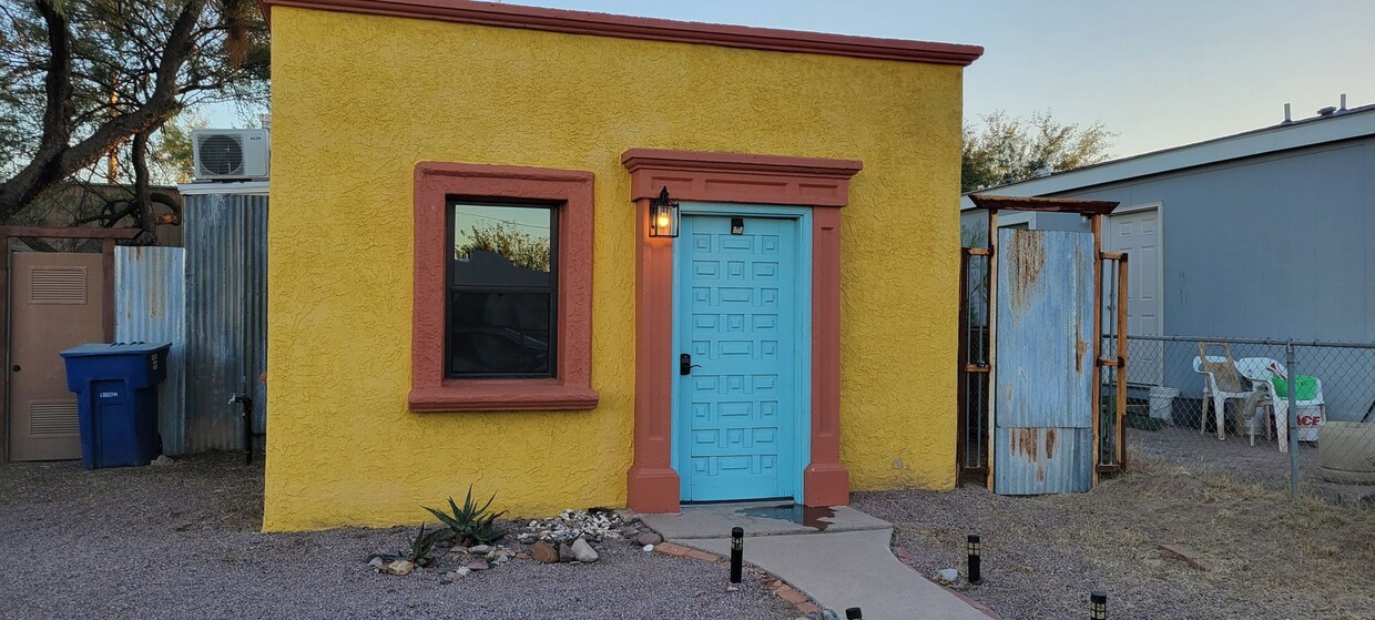 Primary Photo - Cute 1940s Adobe 1 BR near Bike Path, Barr...