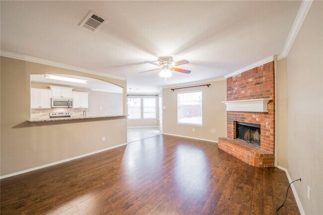 Building Photo - Newly updated and ready for Move-in!