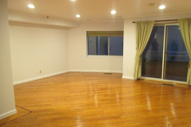 Living Room - 100 Cuttermill Rd