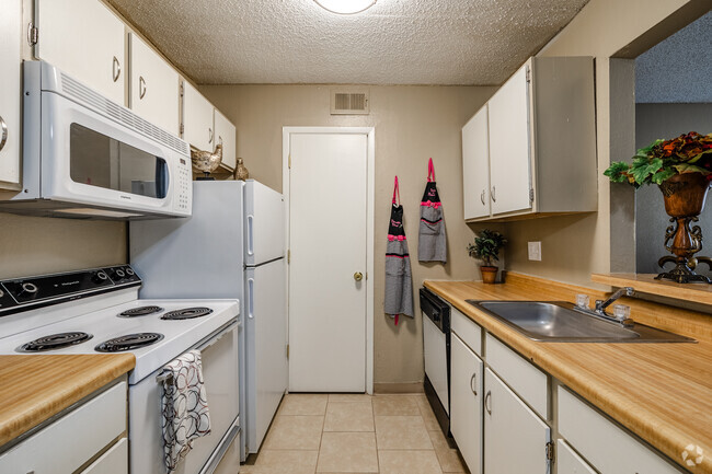 2BR, 2BA - 950SF - Kitchen - Water's Edge