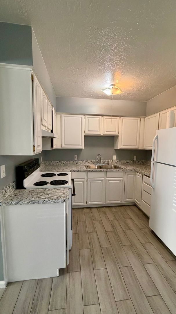 Foto del edificio - Updated 2 Bed / 1 Bath Townhome Near Ogden Canyon + $600 Move-In Credit