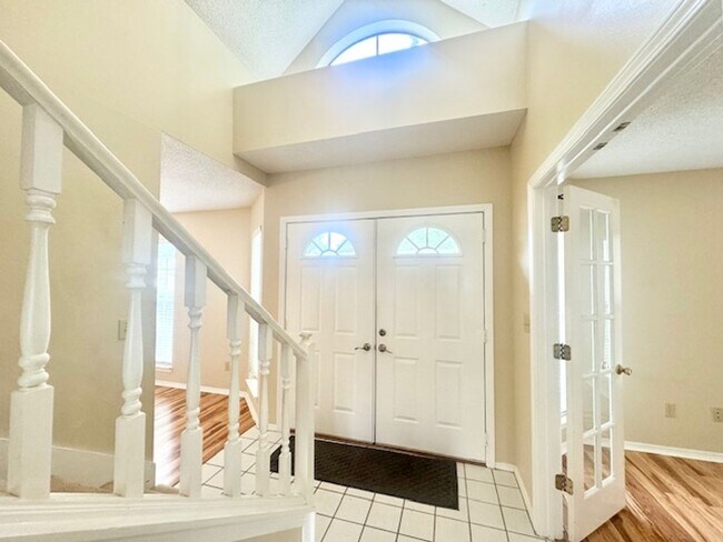 Building Photo - 4466 Parkwood Square