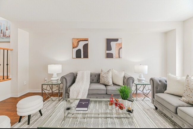 Building Photo - Stunning Townhouse In Stoney Creek