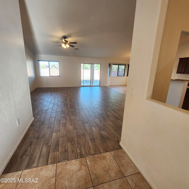 Foto del edificio - 9221 S Sweet Spring Rd