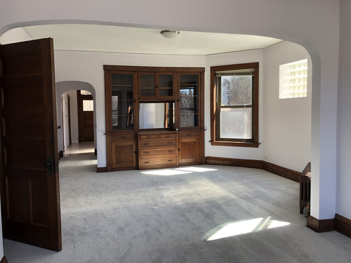 Living Room w/ Built-In - 3941 N Wayne Ave