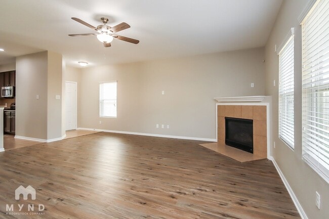 Foto del edificio - 5019 Forest Hurst Dr