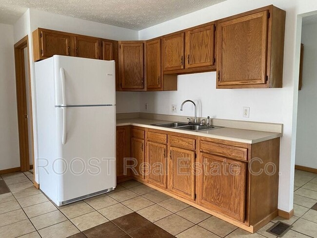 Building Photo - 194-214 Woodsview Dr