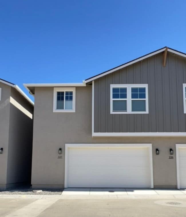 Building Photo - *NEW! 2/2.5/2Townhome in Gardnerville*