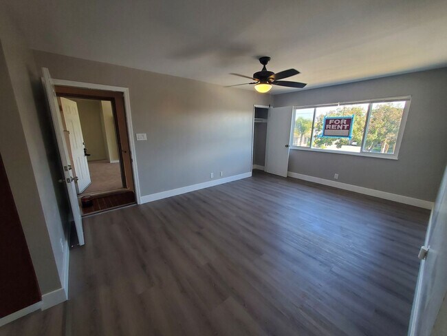 Building Photo - NB EBN T 1231-1237