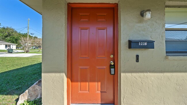 Building Photo - 2 br, 1 bath Duplex - 1236 Josephine Street